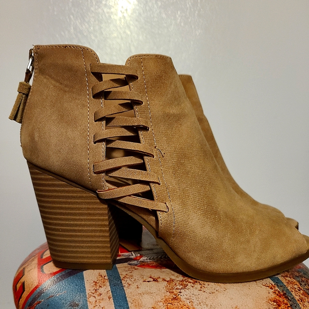 KENNETH COLE peep toe booties 10